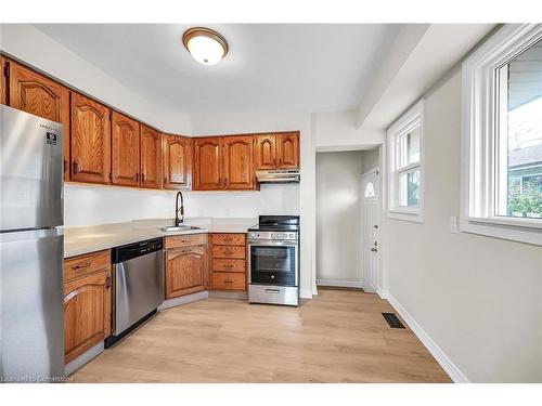 6 Grandfield Street, Hamilton, ON - Indoor Photo Showing Kitchen