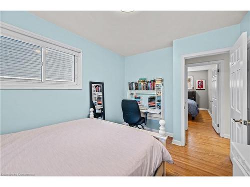 375 Clarendon Drive, Ancaster, ON - Indoor Photo Showing Bedroom