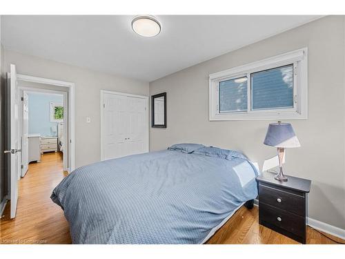 375 Clarendon Drive, Ancaster, ON - Indoor Photo Showing Bedroom