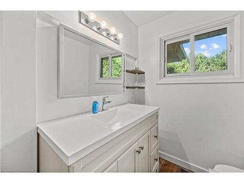 375 Clarendon Drive, Ancaster, ON - Indoor Photo Showing Bathroom