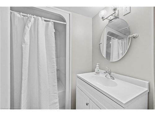 375 Clarendon Drive, Ancaster, ON - Indoor Photo Showing Bathroom