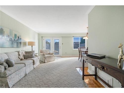 8-4192 Longmoor Drive, Burlington, ON - Indoor Photo Showing Living Room