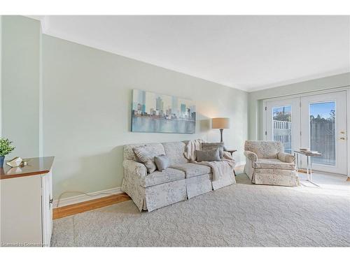 8-4192 Longmoor Drive, Burlington, ON - Indoor Photo Showing Living Room