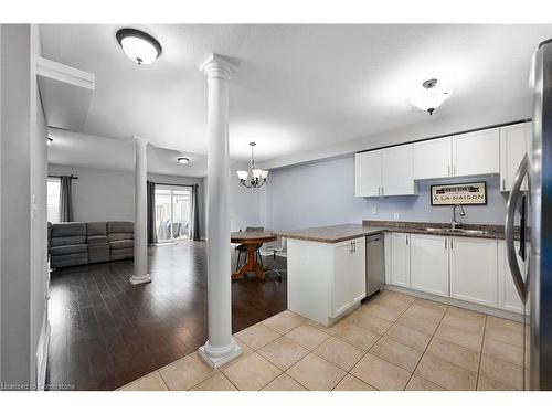 7 Periwinkle Drive, Hannon, ON - Indoor Photo Showing Kitchen