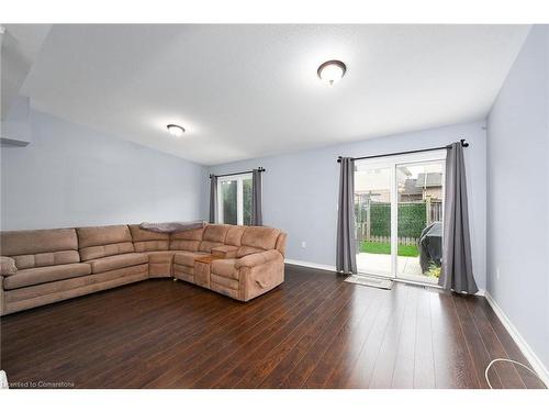 7 Periwinkle Drive, Hannon, ON - Indoor Photo Showing Living Room