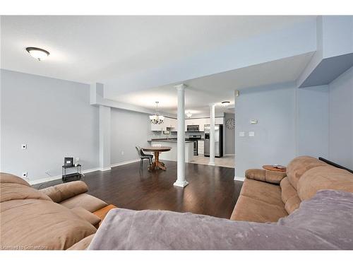 7 Periwinkle Drive, Hannon, ON - Indoor Photo Showing Living Room