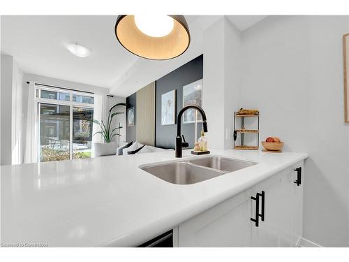 141-5055 Greenlane Road, Beamsville, ON - Indoor Photo Showing Kitchen With Double Sink