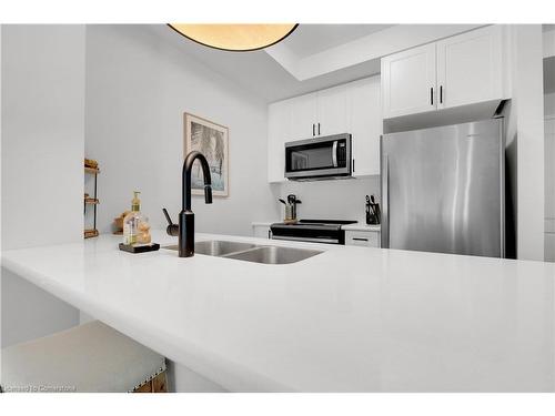 141-5055 Greenlane Road, Beamsville, ON - Indoor Photo Showing Kitchen With Stainless Steel Kitchen With Double Sink With Upgraded Kitchen