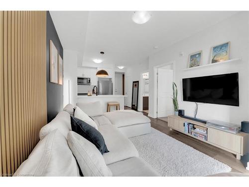 141-5055 Greenlane Road, Beamsville, ON - Indoor Photo Showing Living Room