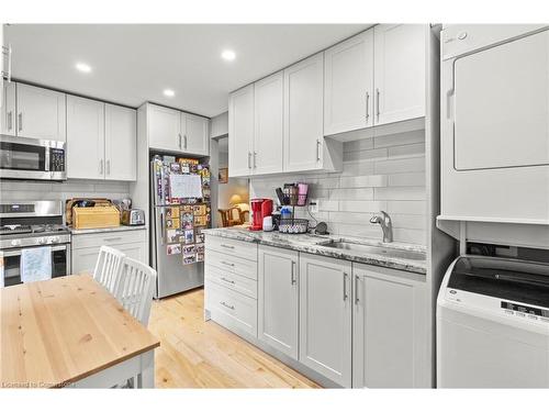 94 Canada Street, Hamilton, ON - Indoor Photo Showing Kitchen