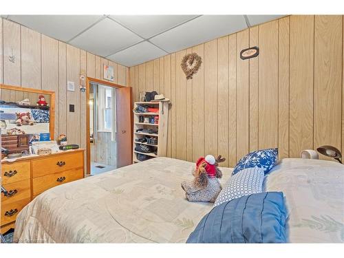 94 Canada Street, Hamilton, ON - Indoor Photo Showing Bedroom