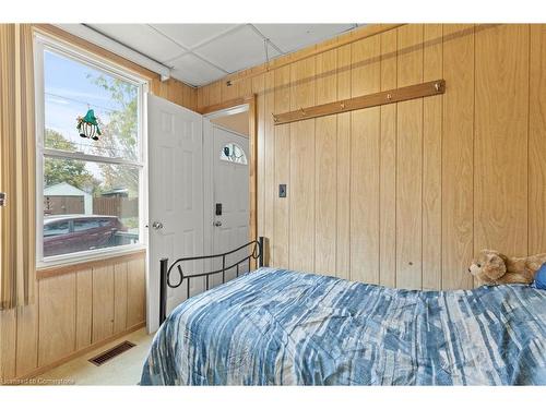 94 Canada Street, Hamilton, ON - Indoor Photo Showing Bedroom