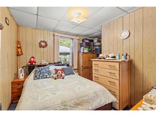 94 Canada Street, Hamilton, ON - Indoor Photo Showing Bedroom