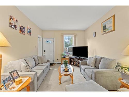 94 Canada Street, Hamilton, ON - Indoor Photo Showing Living Room