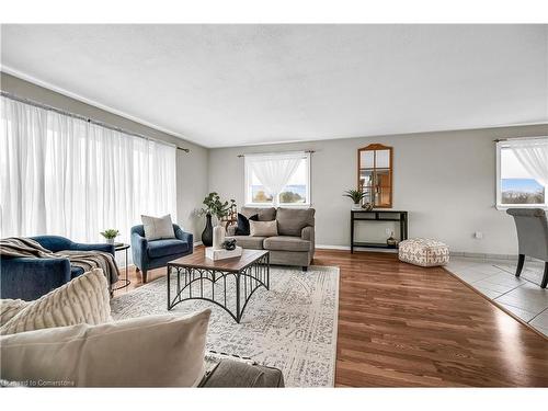 1889 Haldimand Road 17, Cayuga, ON - Indoor Photo Showing Living Room