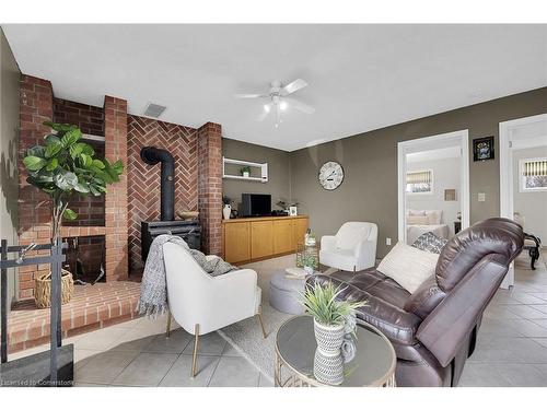 1889 Haldimand Road 17, Cayuga, ON - Indoor Photo Showing Living Room