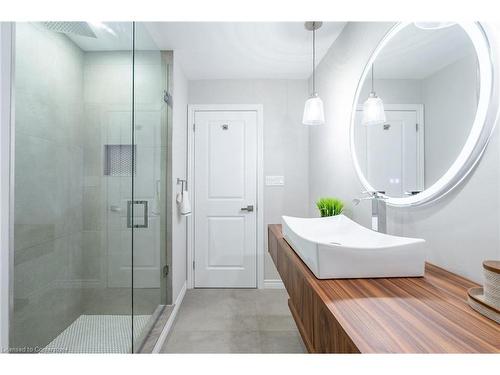 138 Uphill Court, Ancaster, ON - Indoor Photo Showing Bathroom