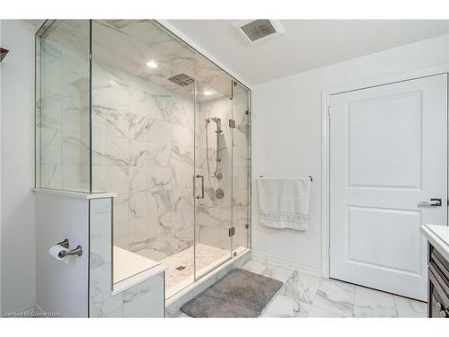 138 Uphill Court, Ancaster, ON - Indoor Photo Showing Bathroom