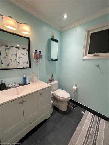 18 Rosewell Street, Hamilton, ON - Indoor Photo Showing Bathroom