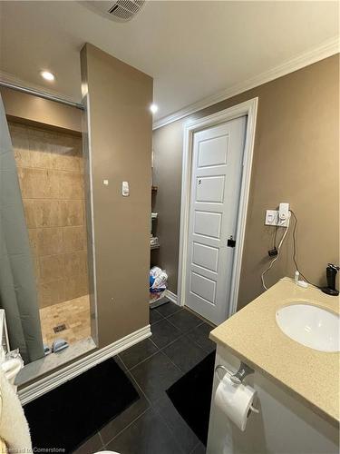 18 Rosewell Street, Hamilton, ON - Indoor Photo Showing Bathroom