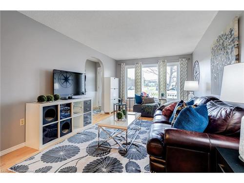 2360 Malcolm Crescent, Burlington, ON - Indoor Photo Showing Living Room