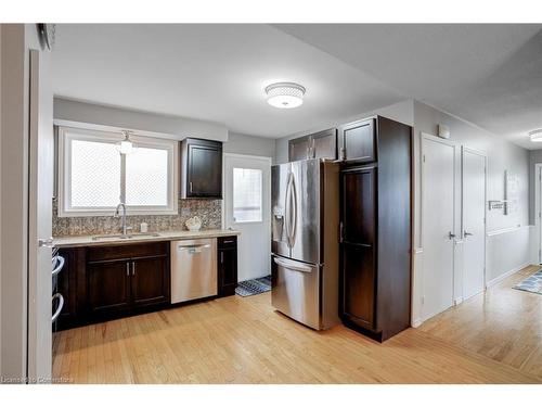 2360 Malcolm Crescent, Burlington, ON - Indoor Photo Showing Kitchen