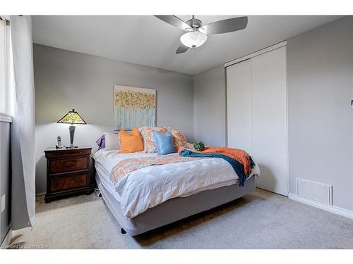 2360 Malcolm Crescent, Burlington, ON - Indoor Photo Showing Bedroom