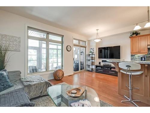 1069 Beach Boulevard, Hamilton, ON - Indoor Photo Showing Living Room