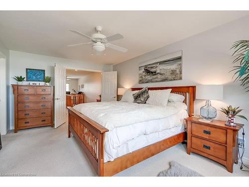 1069 Beach Boulevard, Hamilton, ON - Indoor Photo Showing Bedroom