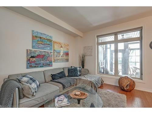 1069 Beach Boulevard, Hamilton, ON - Indoor Photo Showing Living Room