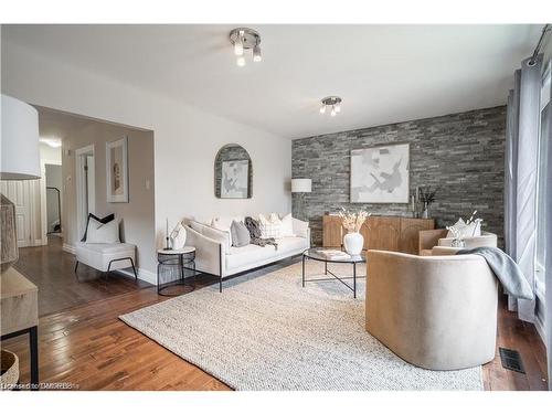 Upper-34 Briarwood Crescent, Hamilton, ON - Indoor Photo Showing Living Room