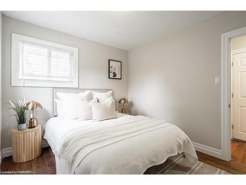 Upper-34 Briarwood Crescent, Hamilton, ON - Indoor Photo Showing Bedroom