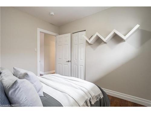 Upper-34 Briarwood Crescent, Hamilton, ON - Indoor Photo Showing Bedroom