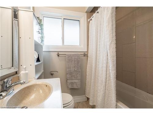 Upper-34 Briarwood Crescent, Hamilton, ON - Indoor Photo Showing Bathroom