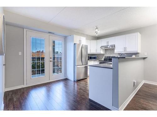 310-1431 Walker'S Line, Burlington, ON - Indoor Photo Showing Kitchen