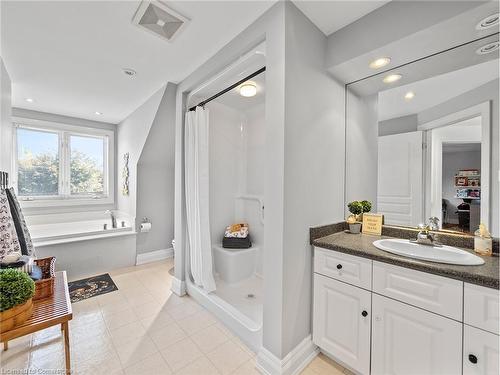 37 Maple Avenue, Flamborough, ON - Indoor Photo Showing Bathroom