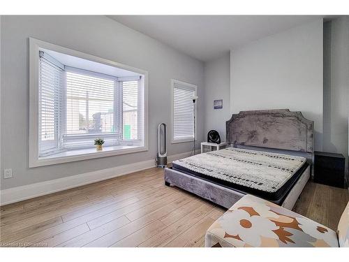 1048 Barton Street E, Hamilton, ON - Indoor Photo Showing Bedroom