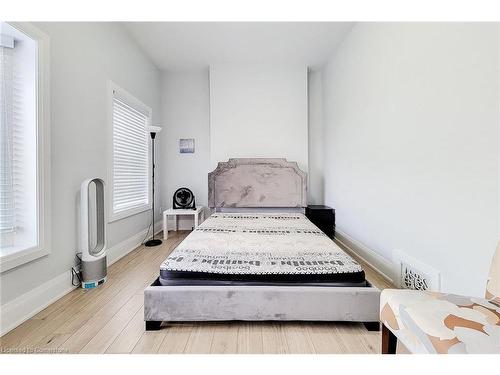 1048 Barton Street E, Hamilton, ON - Indoor Photo Showing Bedroom