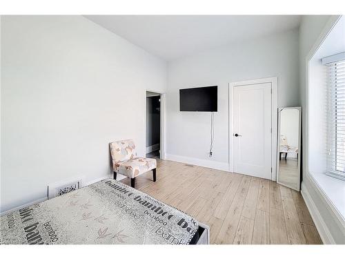 1048 Barton Street E, Hamilton, ON - Indoor Photo Showing Bedroom