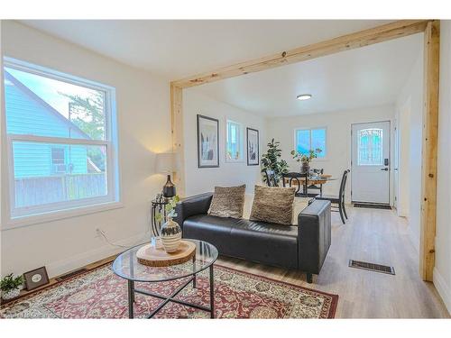 594 Waterloo Street, Hamilton, ON - Indoor Photo Showing Living Room