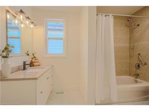 594 Waterloo Street, Hamilton, ON - Indoor Photo Showing Bathroom