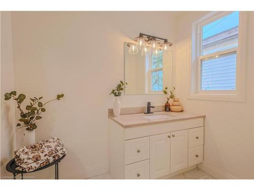 594 Waterloo Street, Hamilton, ON - Indoor Photo Showing Bathroom