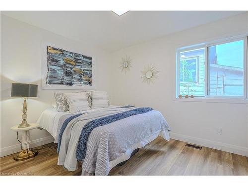 594 Waterloo Street, Hamilton, ON - Indoor Photo Showing Bedroom