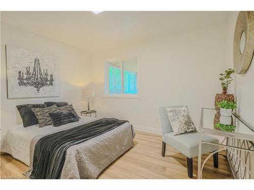 594 Waterloo Street, Hamilton, ON - Indoor Photo Showing Bedroom