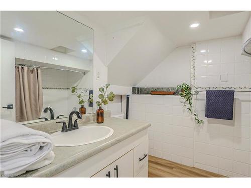 594 Waterloo Street, Hamilton, ON - Indoor Photo Showing Bathroom