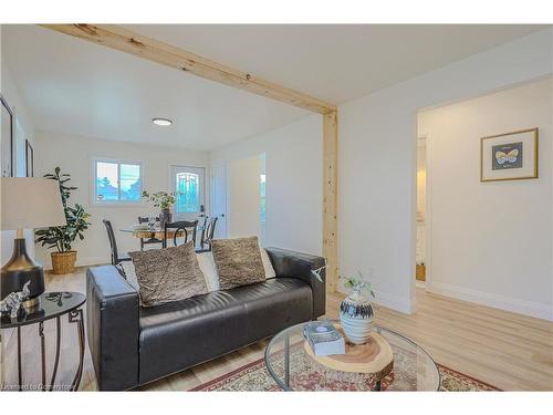 594 Waterloo Street, Hamilton, ON - Indoor Photo Showing Living Room