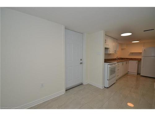 B-880 Upper Sherman Avenue, Hamilton, ON - Indoor Photo Showing Kitchen