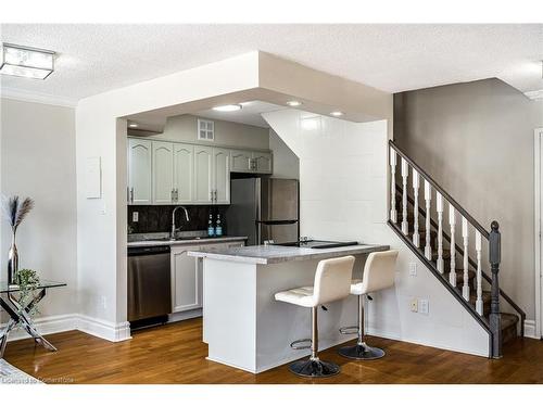 209-10 John Street, Dundas, ON - Indoor Photo Showing Kitchen