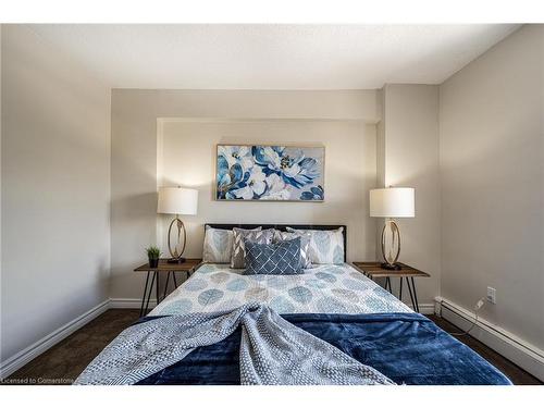 209-10 John Street, Dundas, ON - Indoor Photo Showing Bedroom