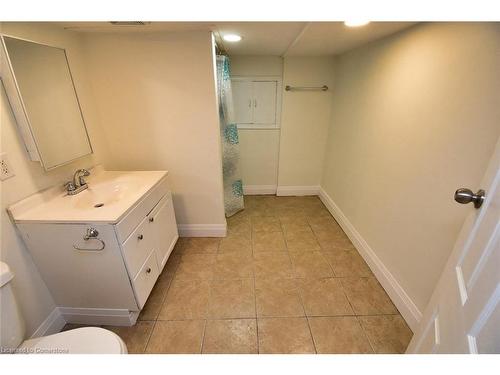 64 Crooks Street, Hamilton, ON - Indoor Photo Showing Bathroom